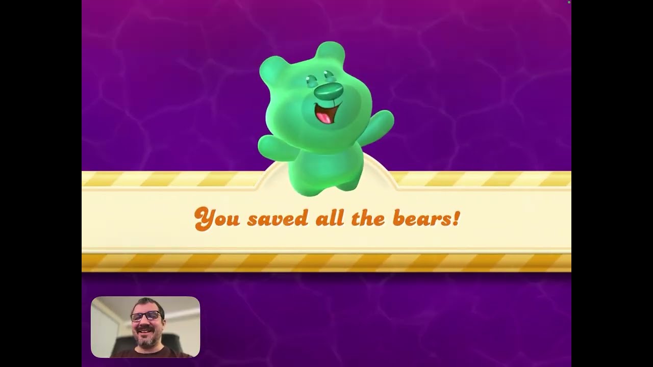 Крис Лавалле проходит уровни 493-495 в Candy Crush Soda Saga.