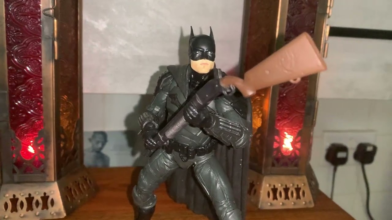 The Batman ,Batcycle and Villains posing review ￼….