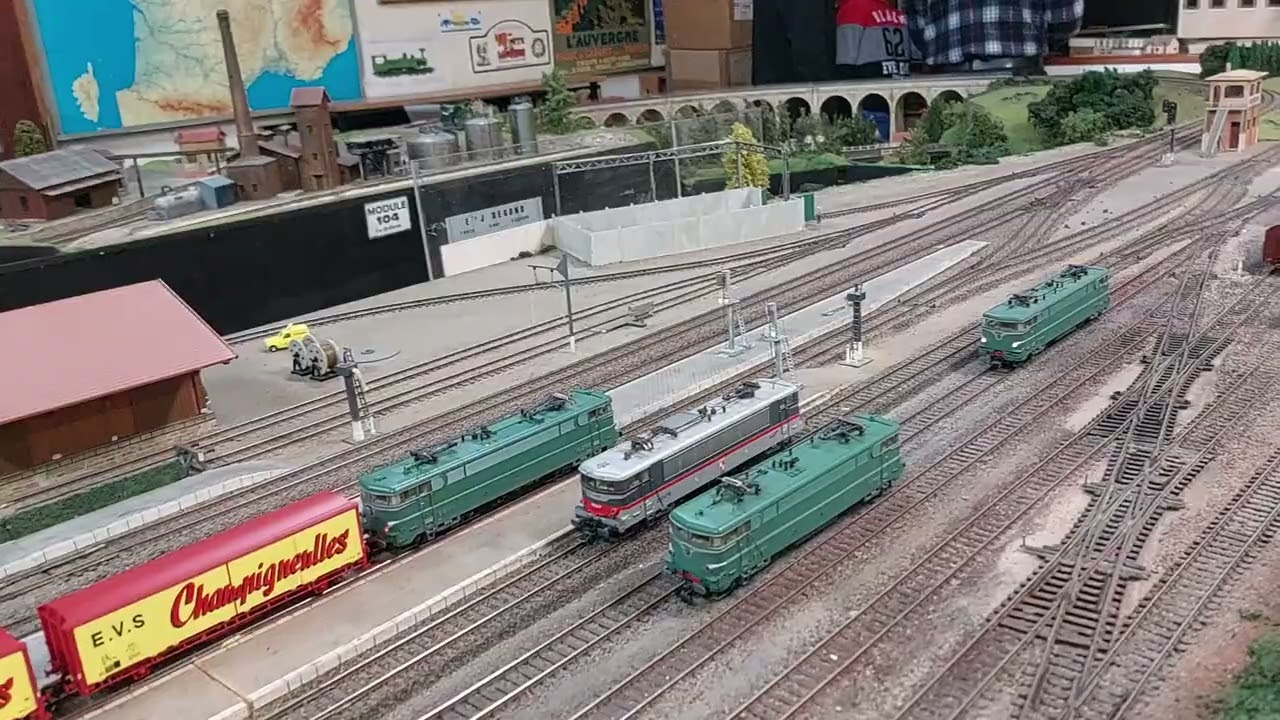 241P Jouef devant un train de luxe