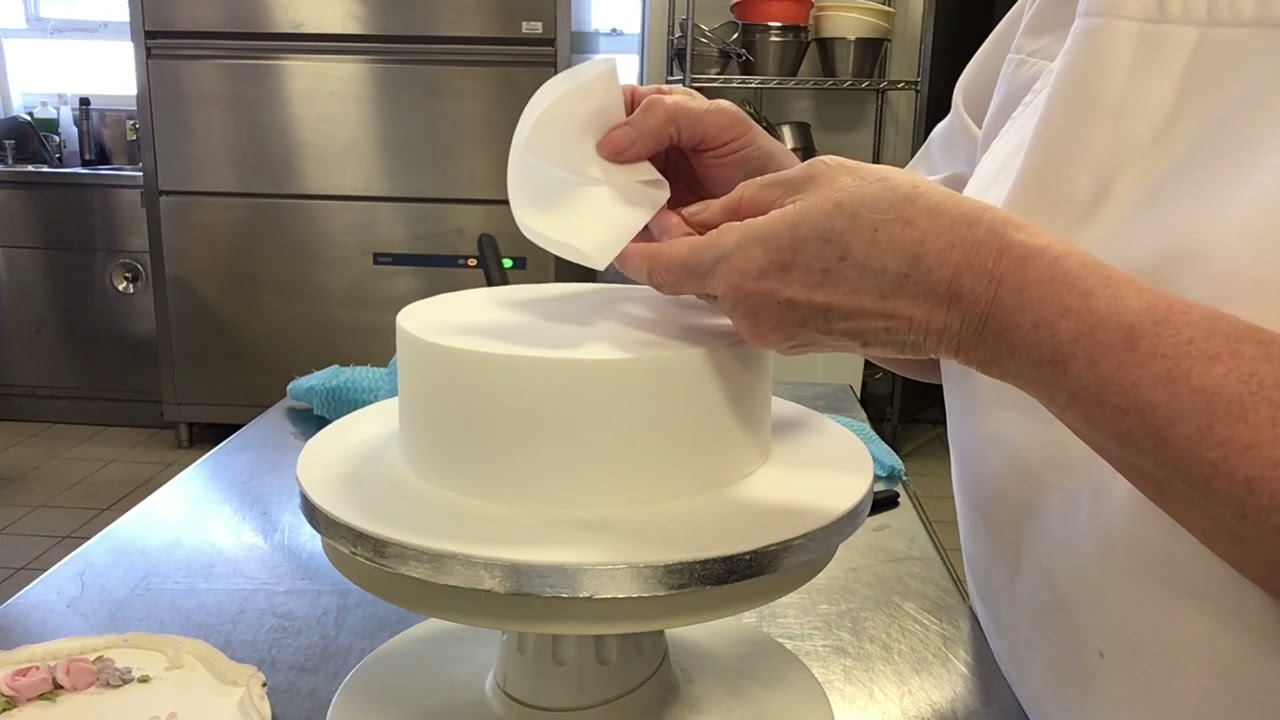 Piping scrolls and ropes onto a cake