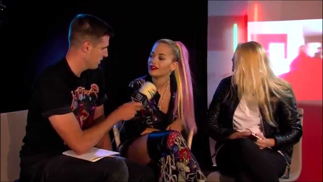 Rita Ora charla con Daniela Blume y Uri Sabat