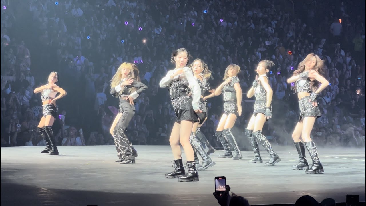 [4K60] TWICE 트와이스 5th World Tour Ready To Be Toronto - “More & More” (fancam)(230702)