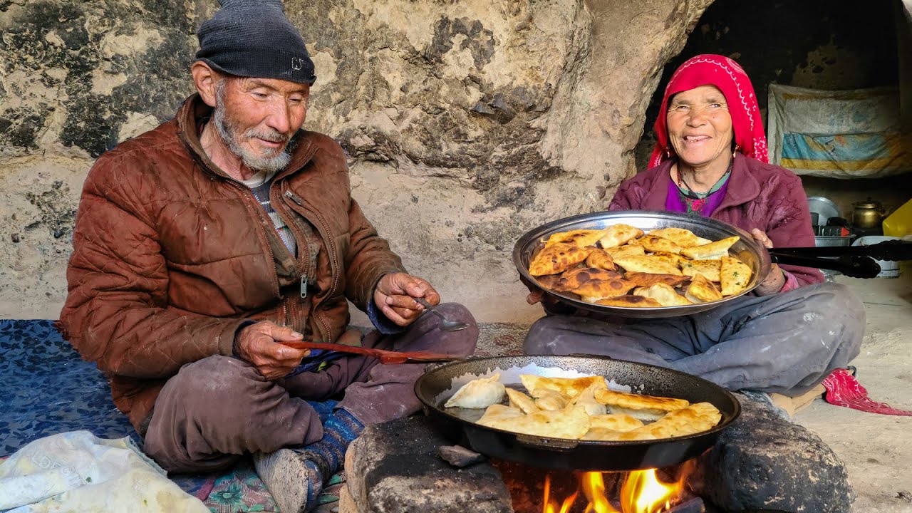 Old Lovers Cooking Cave Dwellers Style Samosa | 2000-year-ago Customs