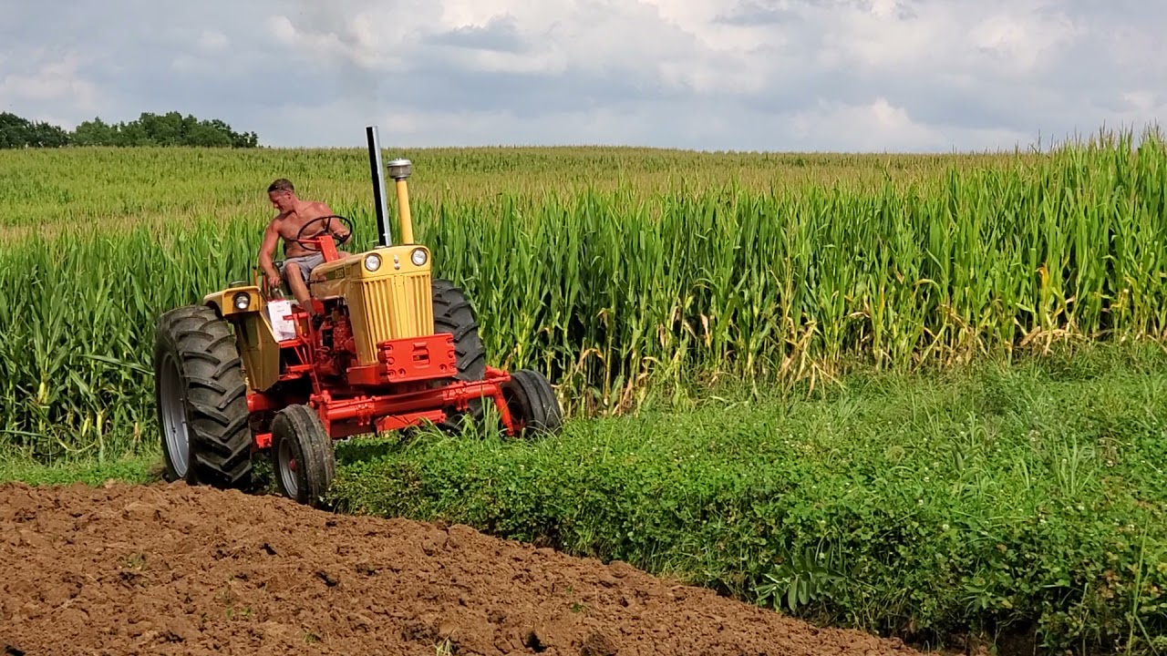 J.I. CASE 1030 w/ m&w turbo plowing