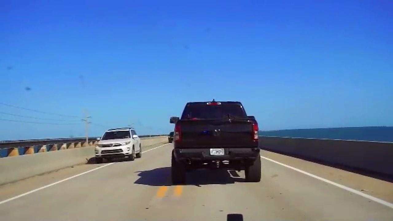 Водитель Dodge Ram спрыгнул с 7-мильного моста во время погони во Флорида-Кис! | Дорожный патруль...