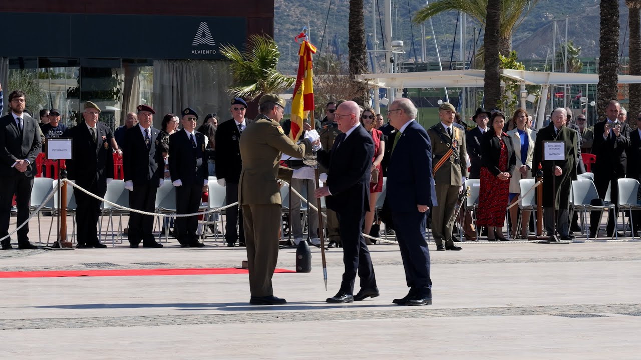 Ayuntamiento y Cofradías entregan nuevo estandarte al Regimiento de Artillería Antiaérea 73.