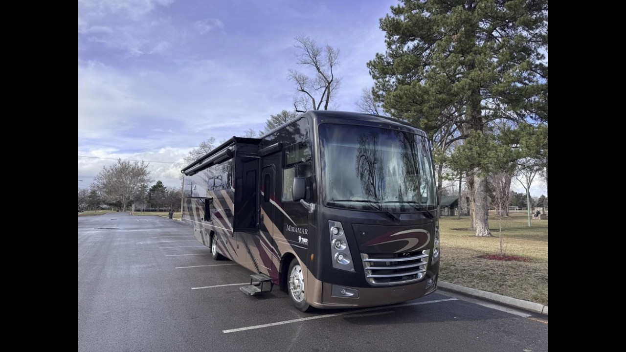 2019 Thor Motor Coach Miramar 35.2 Walkaround