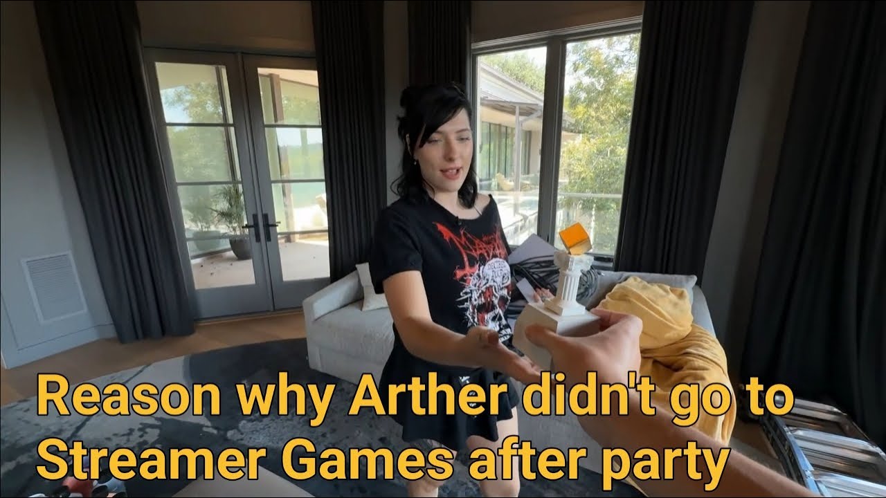 Arther show Julia his Streamer Games trophy 🏆