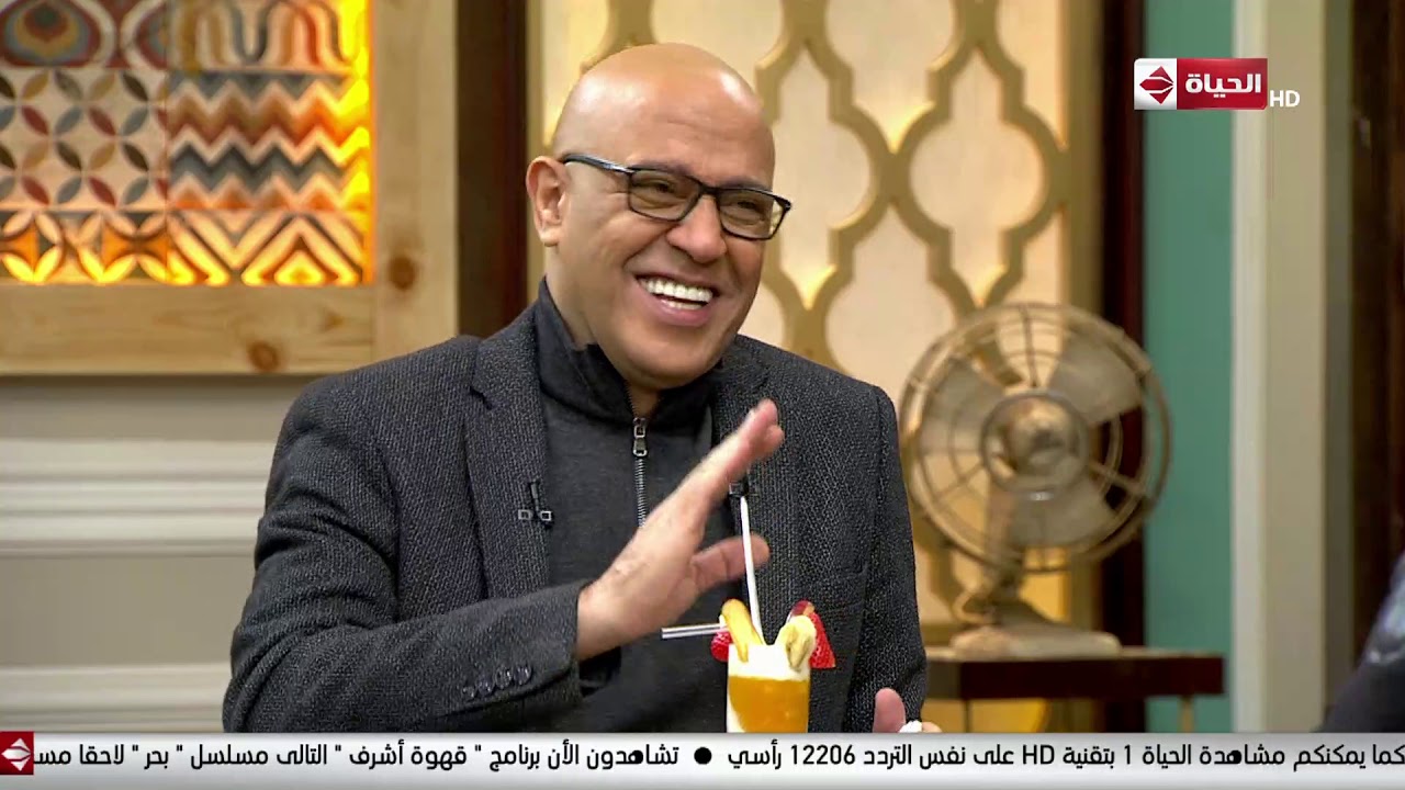 قهوة أشرف - أكرم حسني وأشرف عبد الباقي يستمعان لتجربة طاهر يسري صاحب فكرة تطبيق 