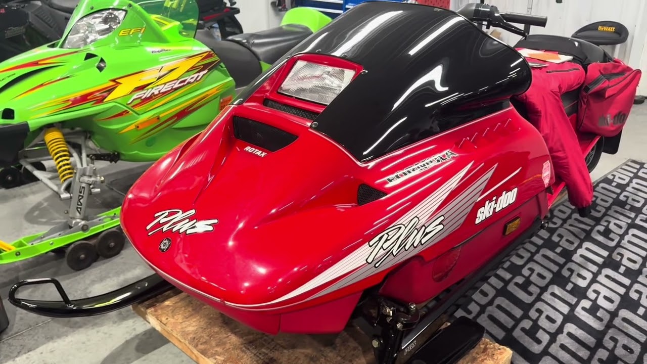 Skidoojunky’s Vintage Ski-Doo spotlight. Doug Ritchie’s 91’ Formula Plus and the L8000 Tandem!