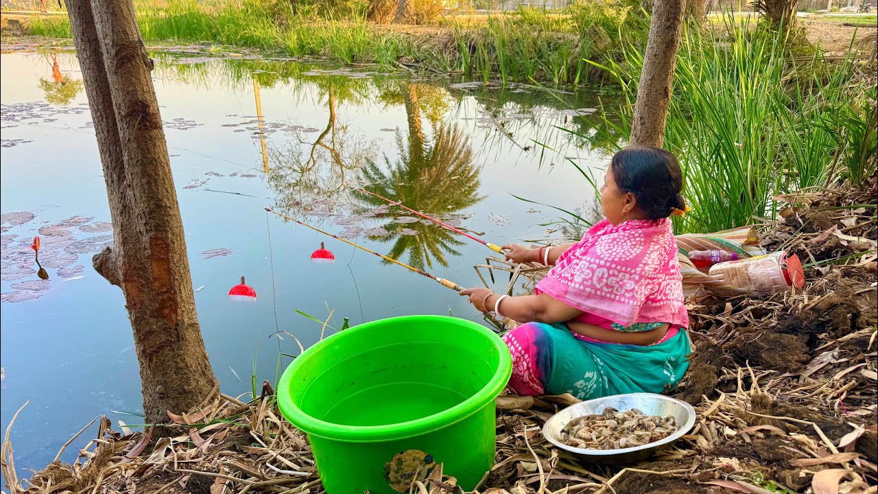 Fishing Video || Expert lady fishermen fishing happily in the Beautiful Pond || Best hook trap
