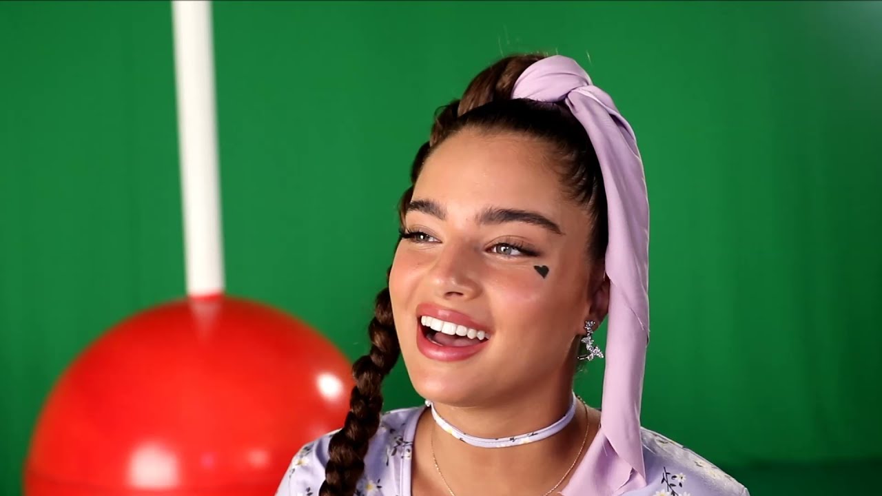 נועה קירל מפתיעה ומרגשת 15 ילדי מועדוניות בביגוד חדש לחג!