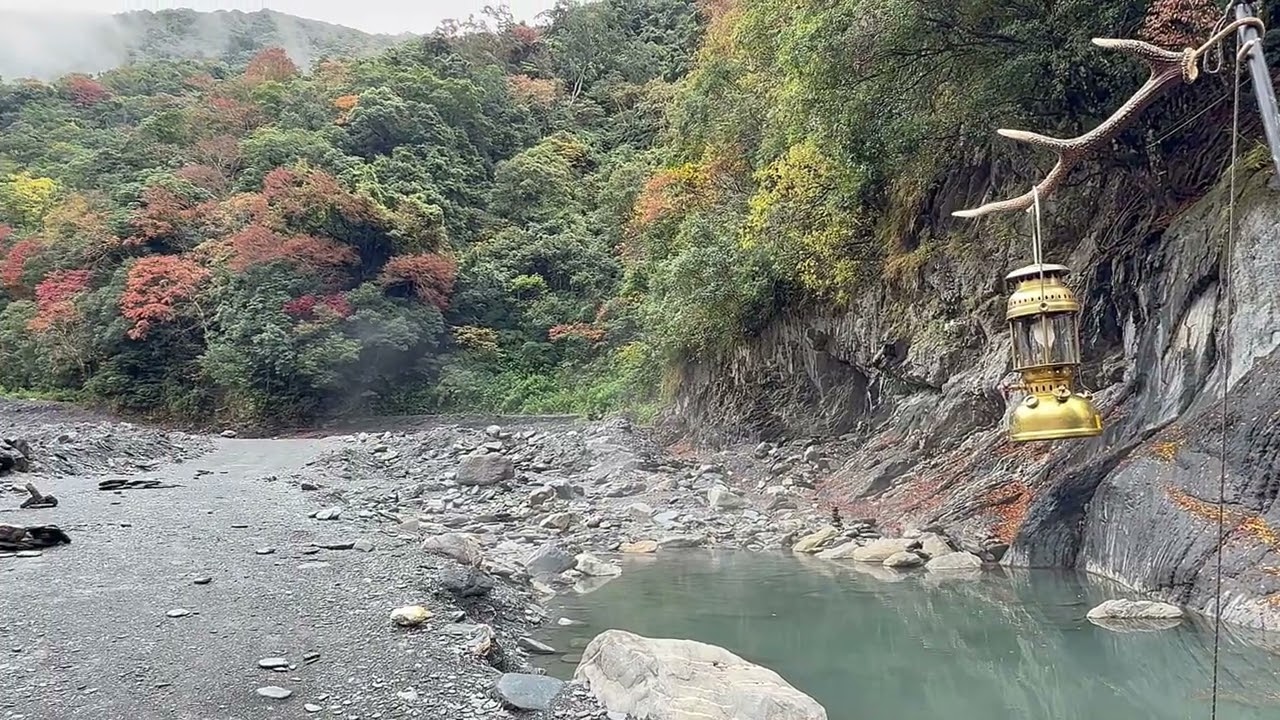 野溪溫泉配上紅葉絕美，超chill 精英野溪溫泉，溫度剛剛好的碳酸氫鈉泉♨️