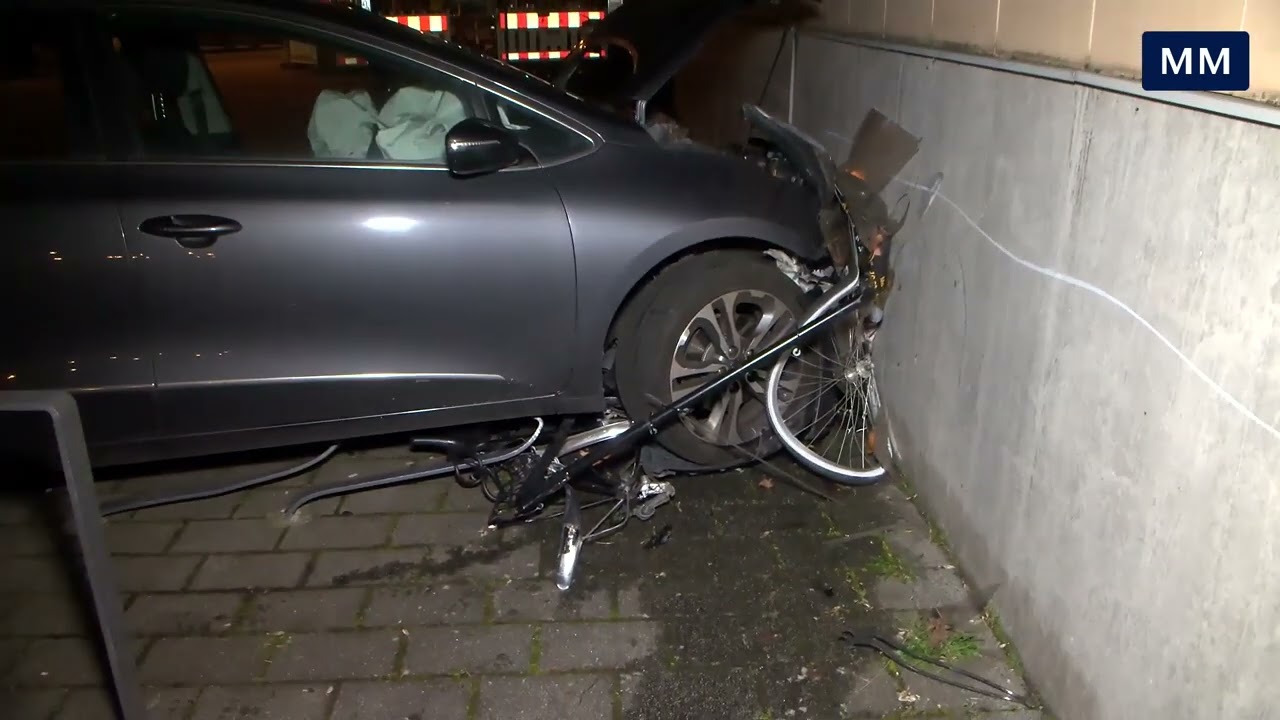 Auto kracht gegen Hauswand: Unfall bei Mannheimer Hochschule