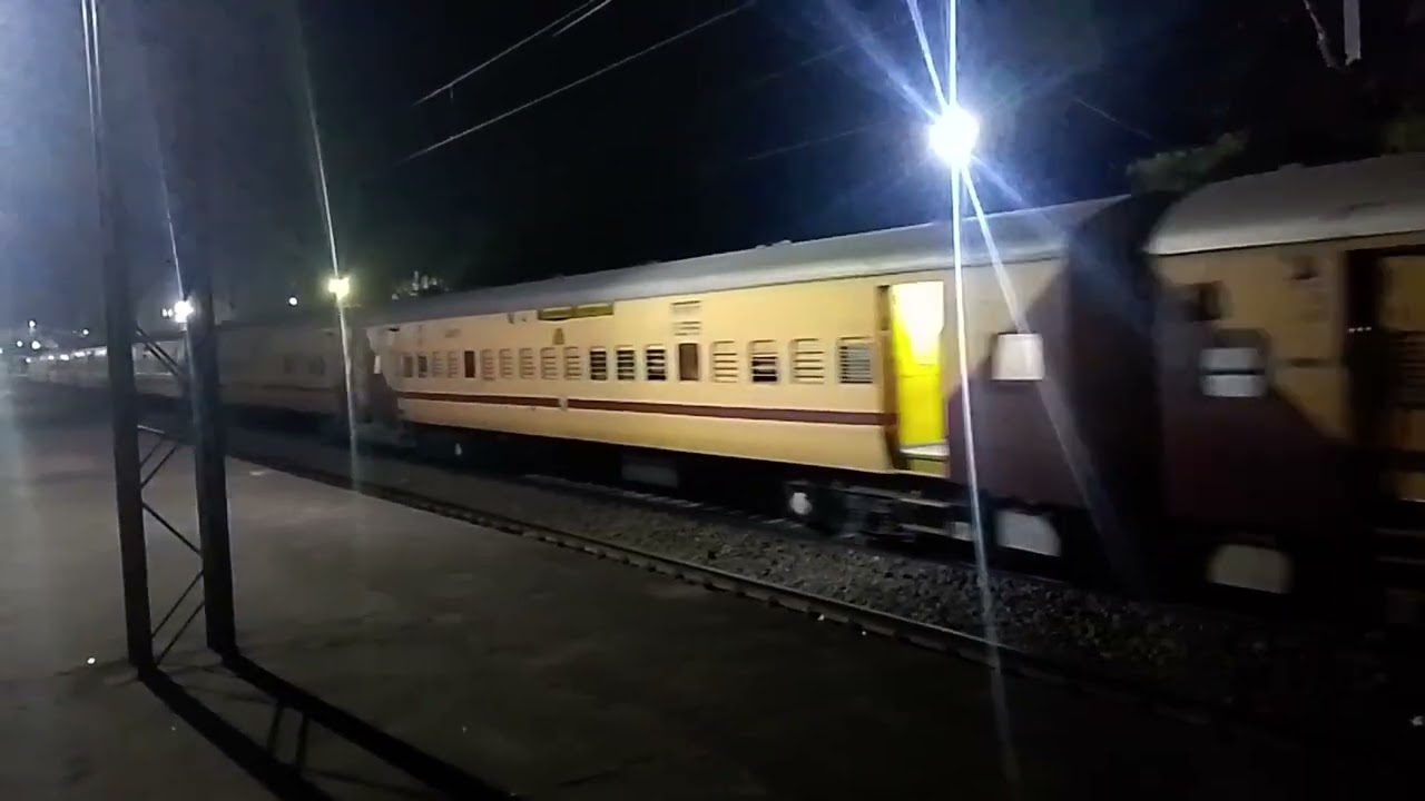 Rewa chirmiri train 11751 kotma railway station se niklti hui