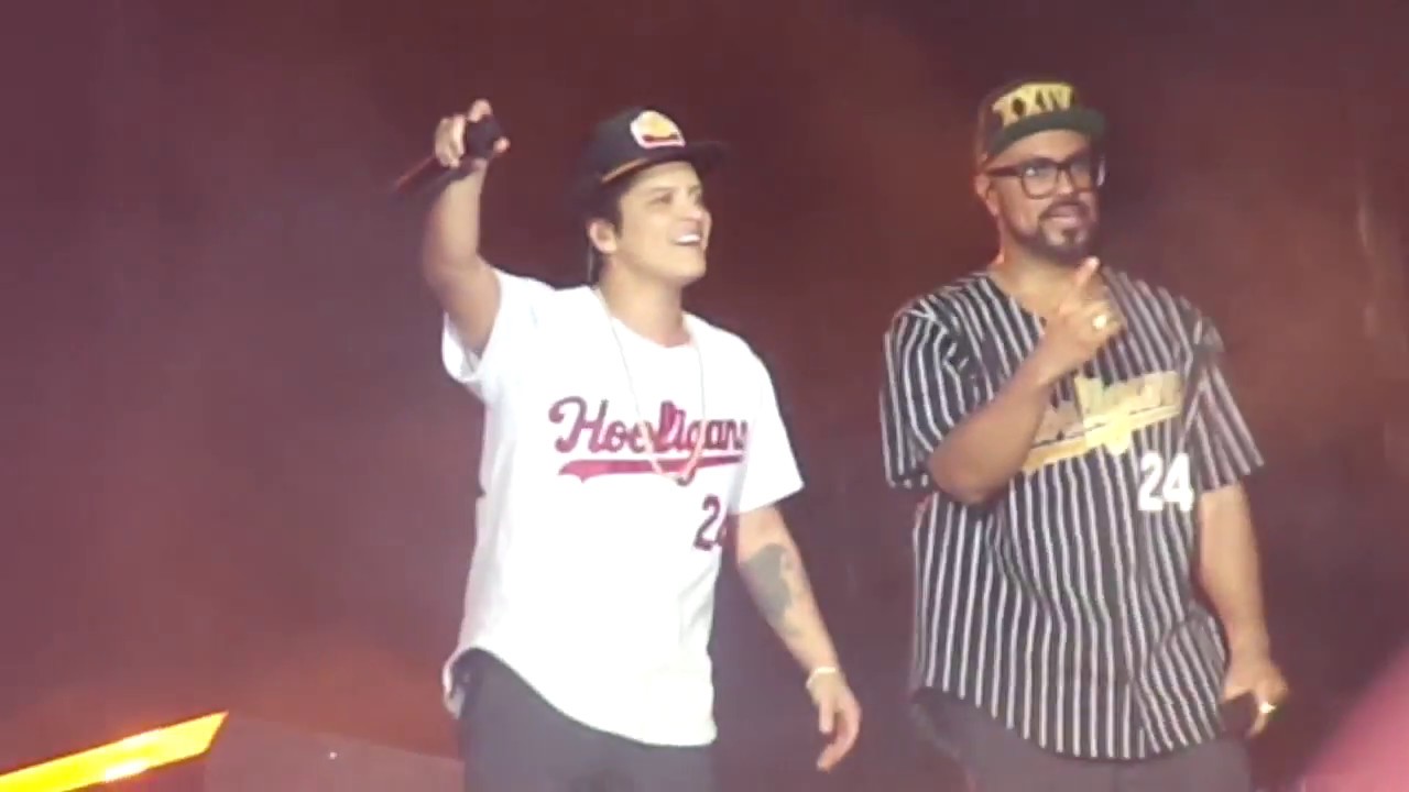 Bruno Mars - Locked Out of Heaven (Live at Praça da Apoteose)