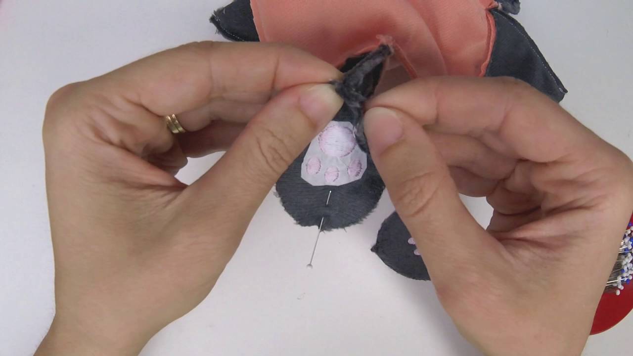 How to make plush: Making flat-bottomed paw pads by easing to fit