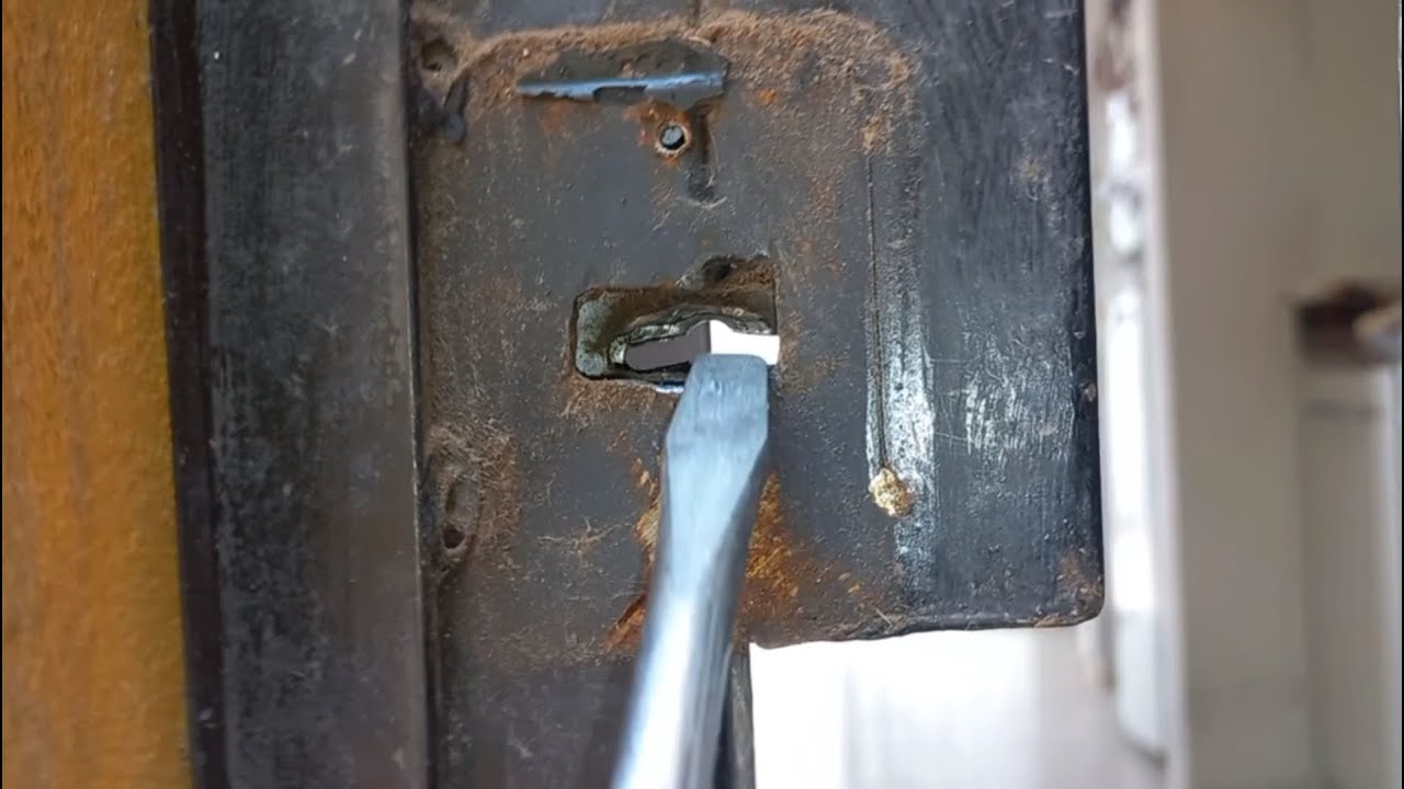 COMO ABRIR UNA PUERTA CON LA CERRADURA TRABADA