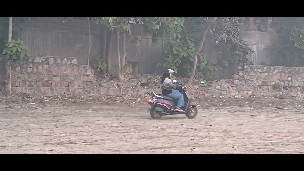 Scooty 🛵 chlaty hua right side u turn practice ciykal nahi aati hai. Scooty 🛵 girl training 