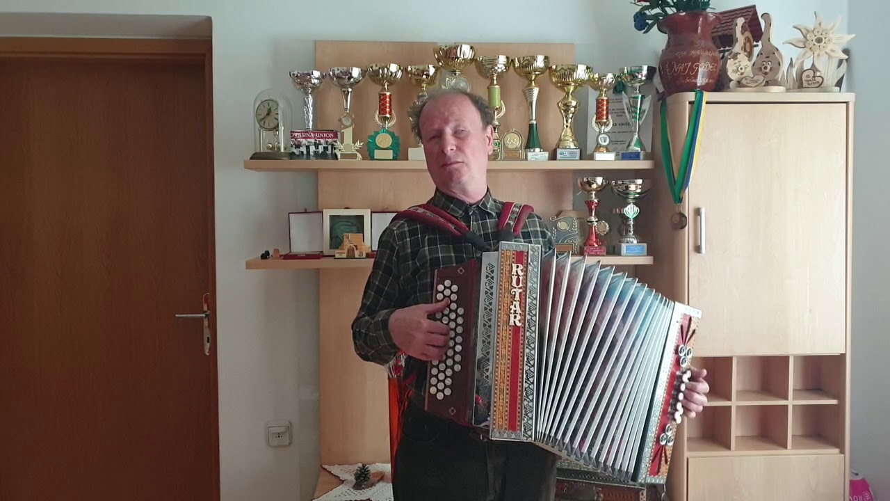 Maks Vinšek igra na harmoniko: Modrijani Ajda na polju