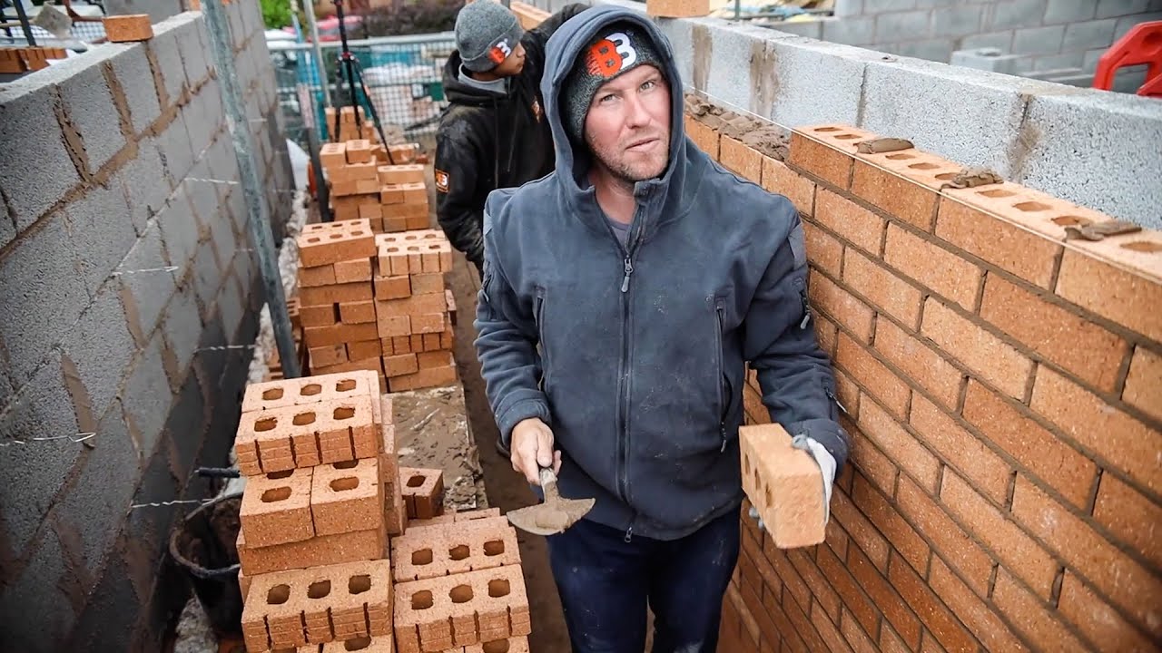 Кладка кирпича – возведение фронтона