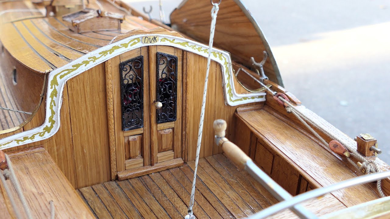 Bouw, doop en proefvaart van het zeilschip staten jacht Friso sn begin bouw M-Klasse