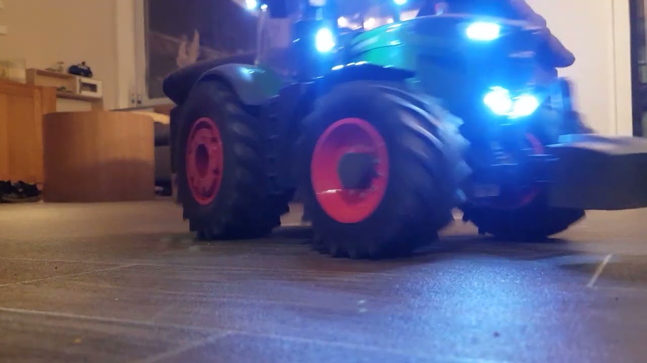TBS Mini  V2 von Benedini Soundsystem mit 4 Sounds Plus Motorgeräusch im RC Fendt 1050