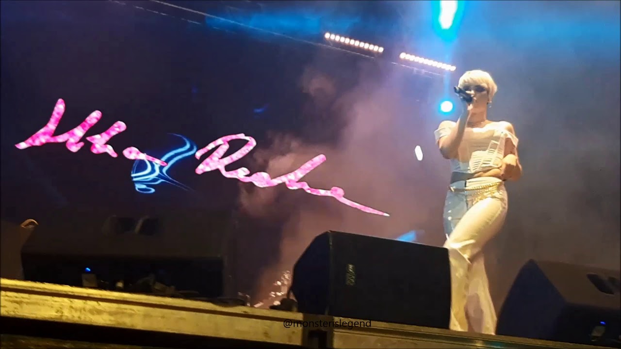 Alba Reche cantando I Follow Rivers en el orgullo de Madrid 7/07