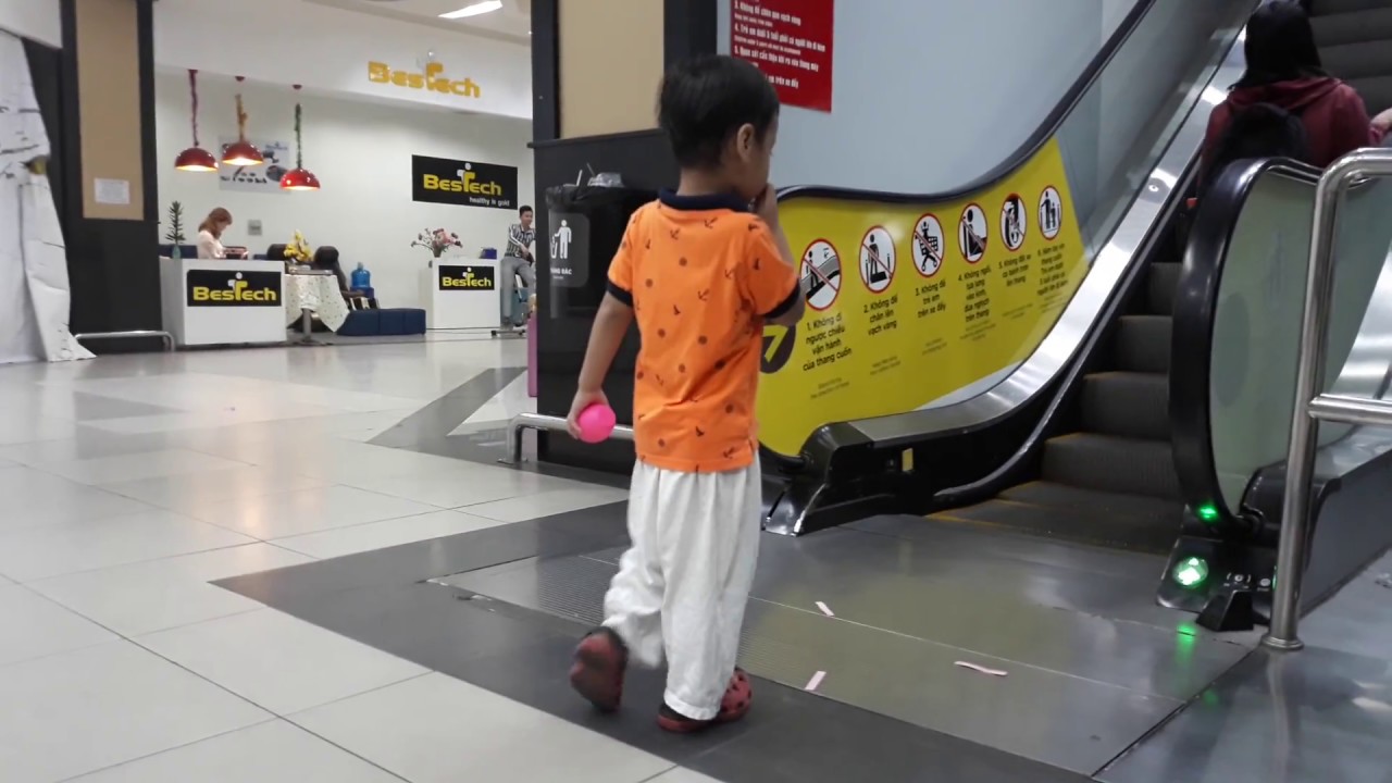 💚Trẻ Tự kỷ |💚❤ Dế con chơi tại thang máy trong trung tâm PANDORA BIGC_Autistic boy plays escalator
