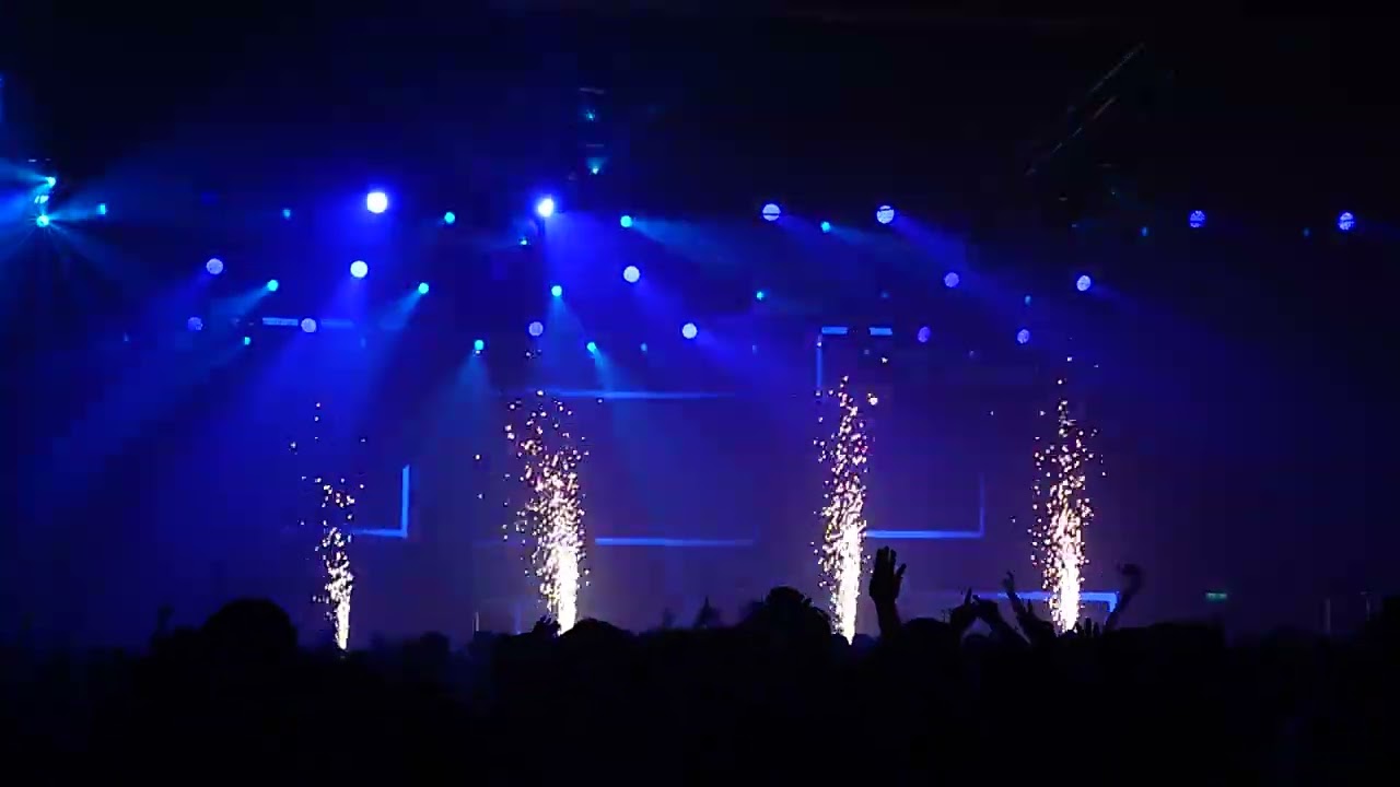 Bryan Kearney at rong at the 02 Victoria Warehouse Manchester {4k) , take me away