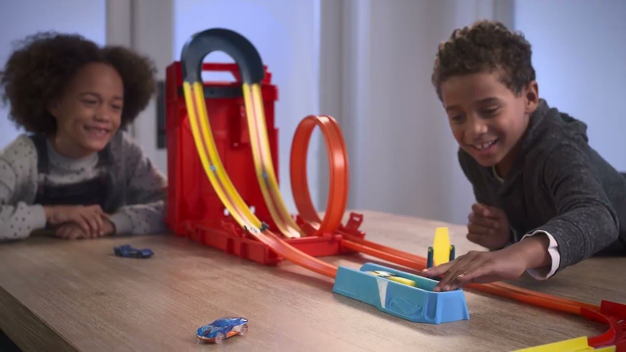 Hot Wheels&reg; Track Builder Unlimited Corkscrew Twist Kit&trade;    | AD