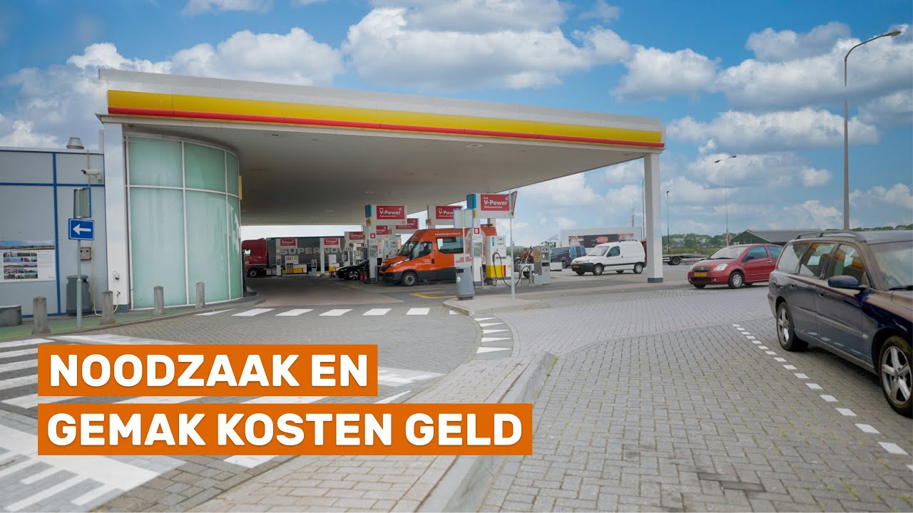 Waarom is tanken aan de snelweg duurder?