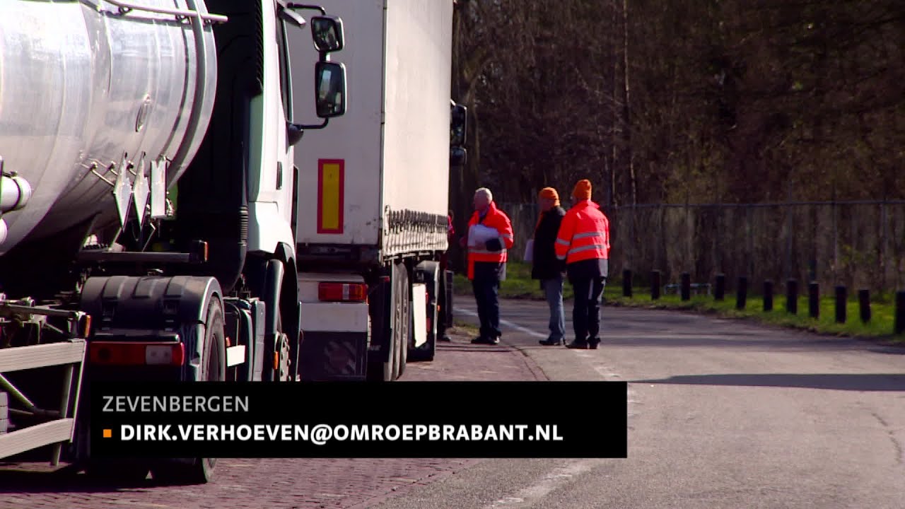 Farm Trans besmeurd met friet, mayonaise en sat&eacute;saus