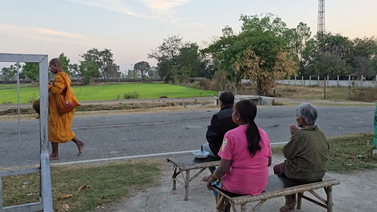 ร่วมอนุโมทนาสาธุบุญใส่บาตรด้วยกันนะครับ