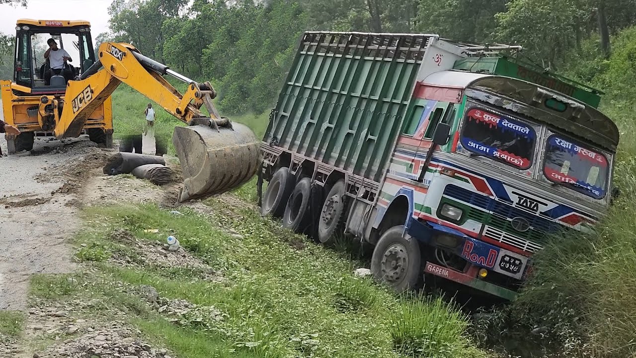 Heavy Truck Got Accident Rescue by JCB Backhoe Loader - JCB Backhoe Pulling Back Heavy Truck