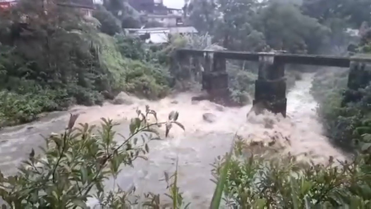 TROMBA D'&Aacute;GUA  NO RIO SOBERBO GUAPIMIRIM