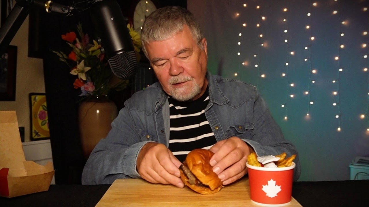 ASMR  FOOD REVIEW: TRYING TIM HORTON'S SUPREME GARLIC STACK FOR THE FIRST TIME