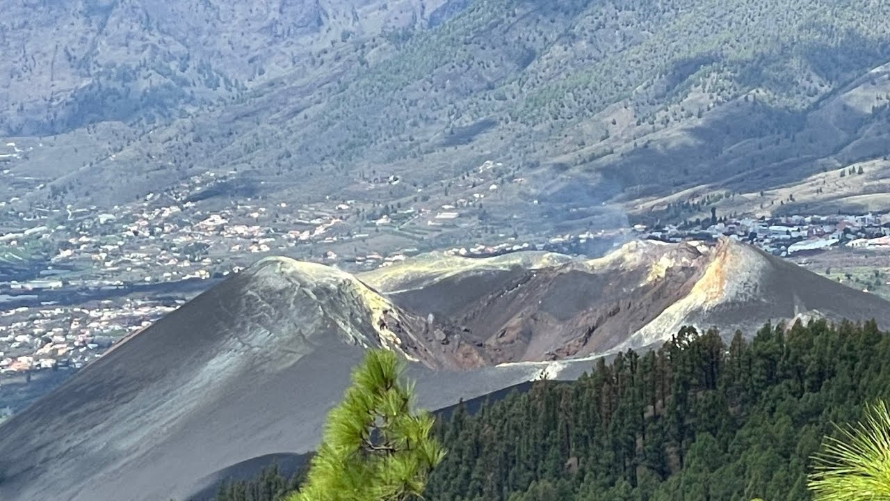 VULKAN LA PALMA: Wanderung in die Nähe des Kegels. Von hier oben kann man den Krater sehr gut sehen!