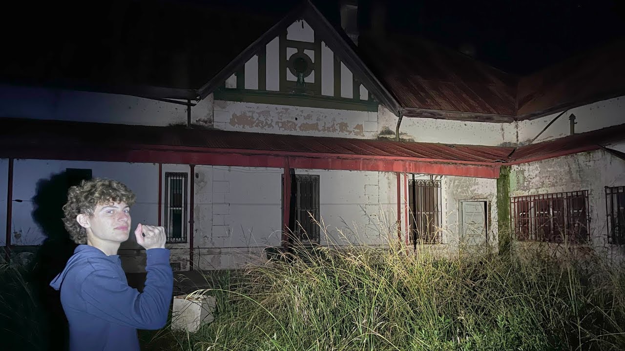 I sleep in an abandoned ranch. Buenos Aires, Argentina