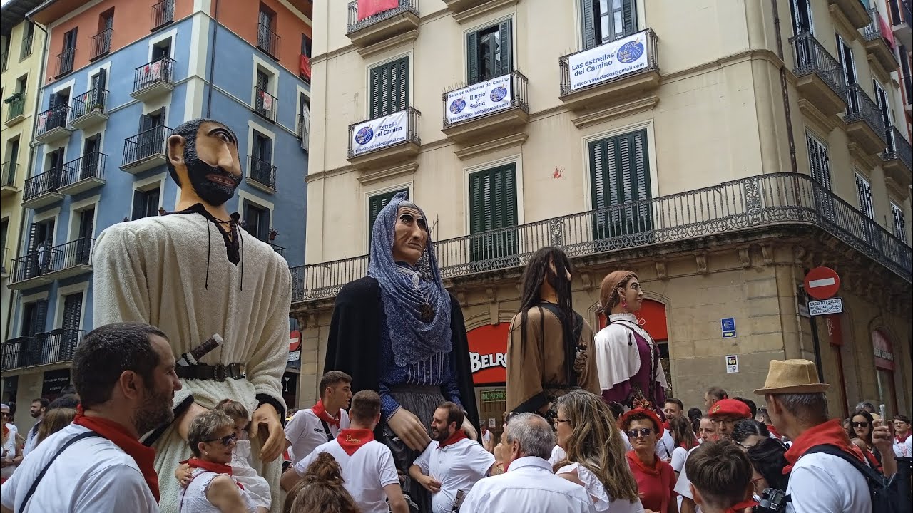 Gigantes de la Txantrea en los San Fermínes