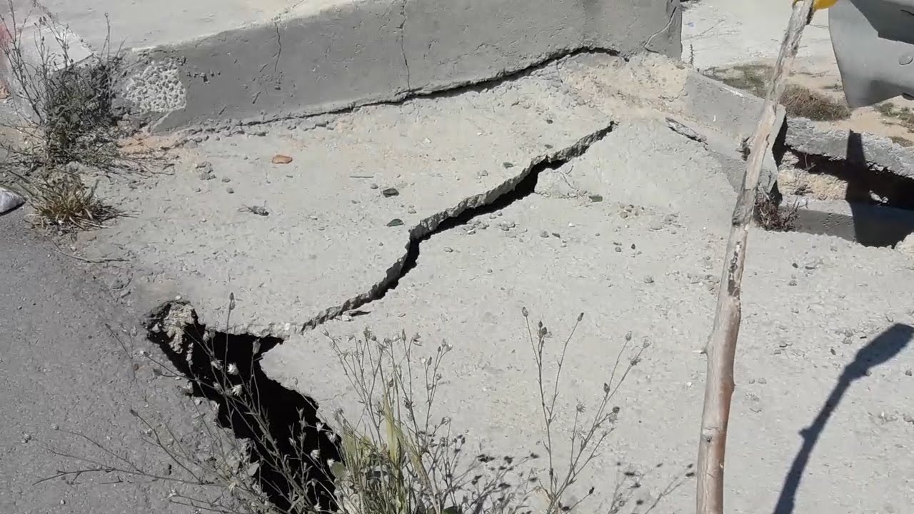 شقوق وتصدعات جانب جسر طريق قابس بصفاقس