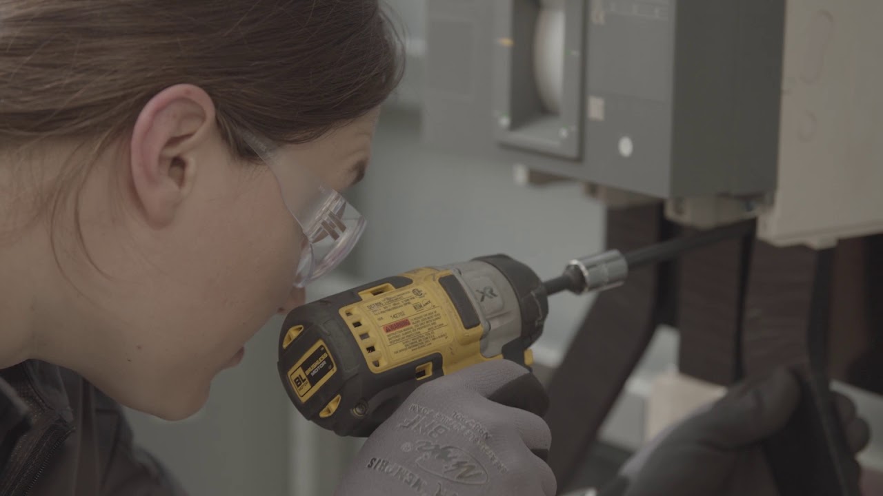 ReliaGear neXT – Vertical main breaker installation