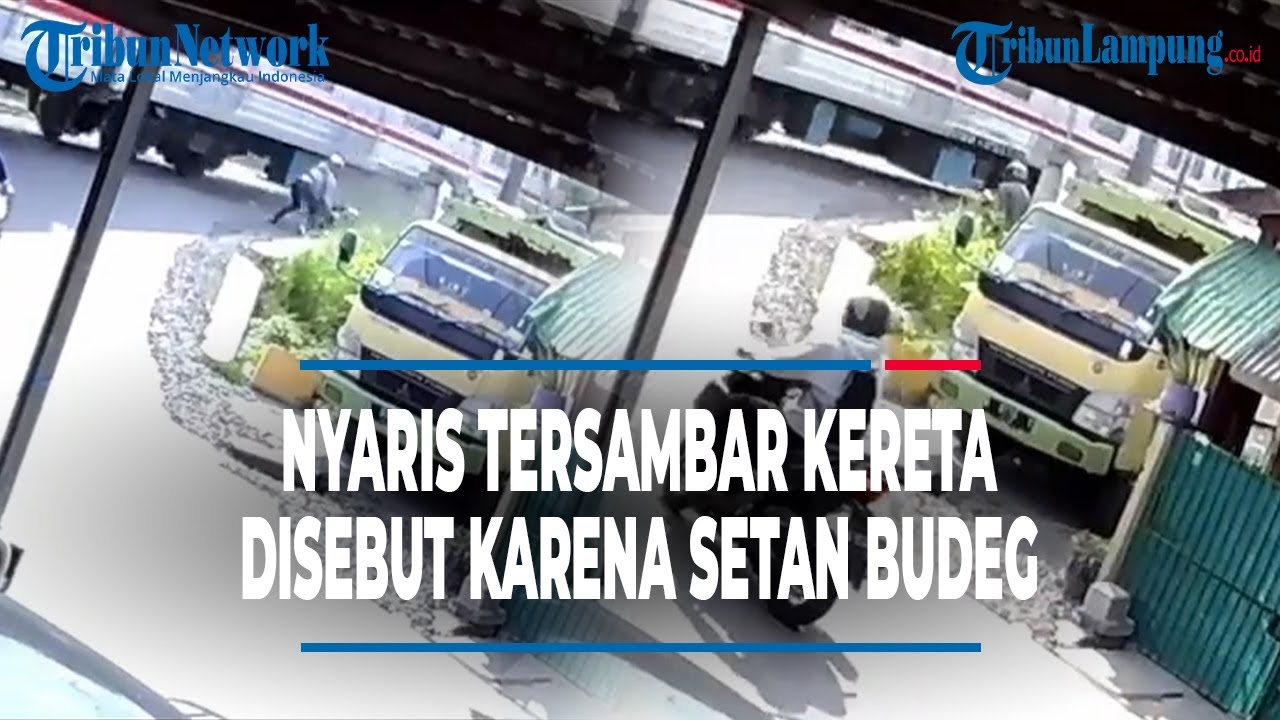 Viral Disebut karena Setan Budeg, Pengendara Motor Nyaris Tersambar Kereta #tribunlampung