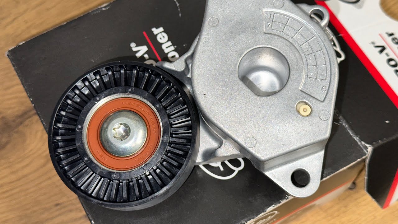 Toyota Yaris III. Tensioner and V-belt, petrol engine. Napinacz paska oraz pasek klinowy.