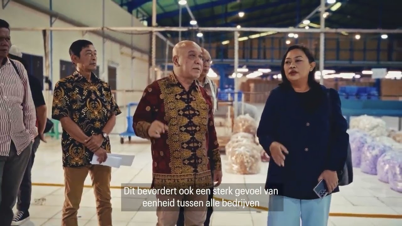 Samen op weg naar betere arbeidsomstandigheden in de kledingindustrie - met meerbedrijven cao's