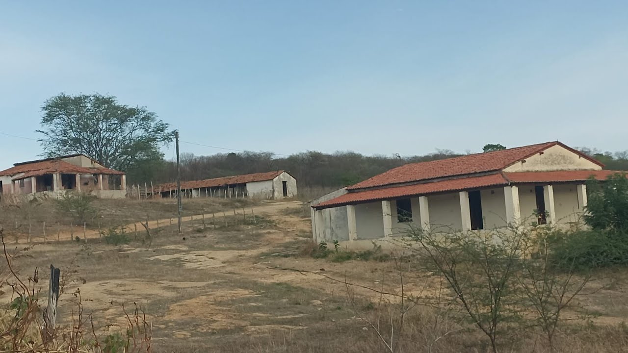 CASARAO COM PISO 4 BANHEIROS ABANDONADOS NO SERTAO