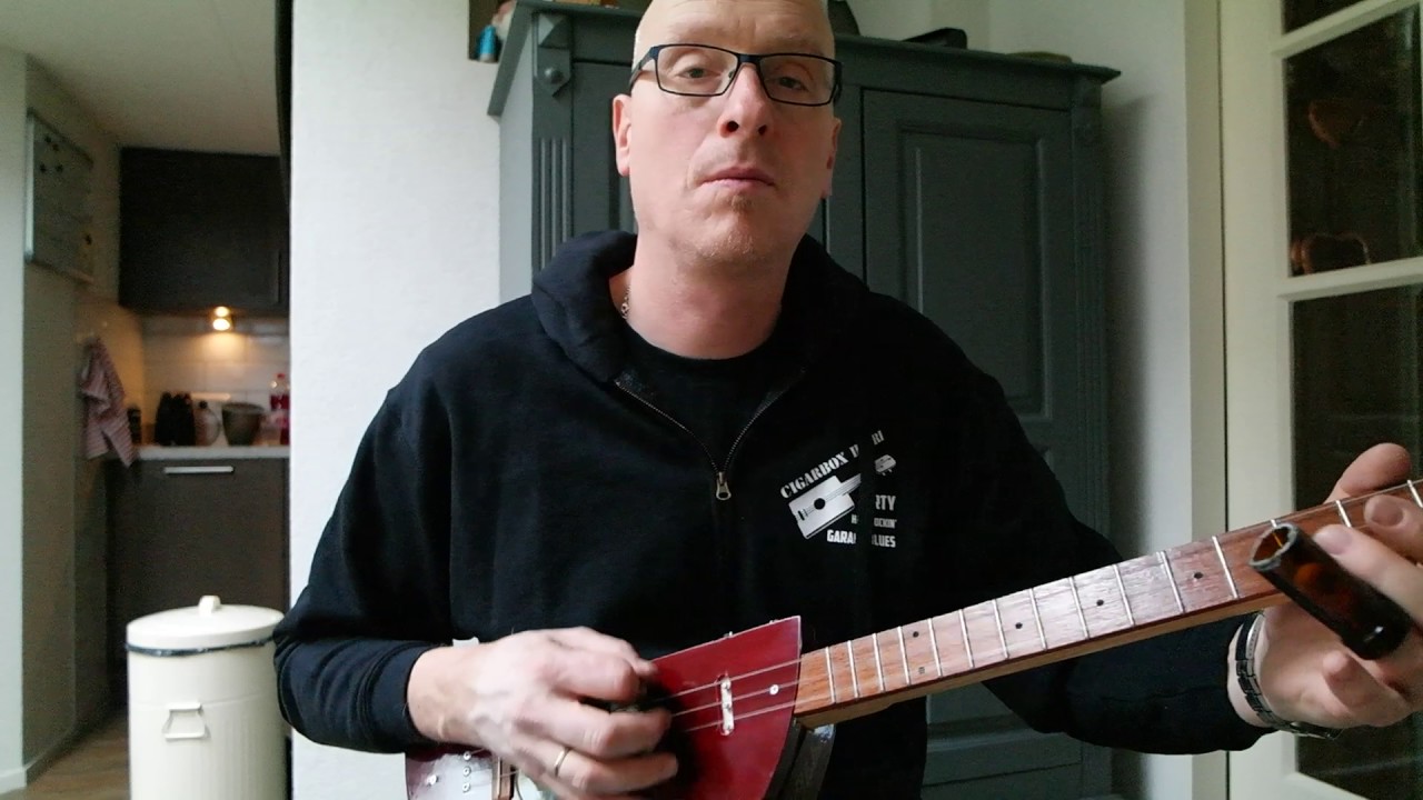 Half round cigar box guitar by Cigarbox Henri / testride