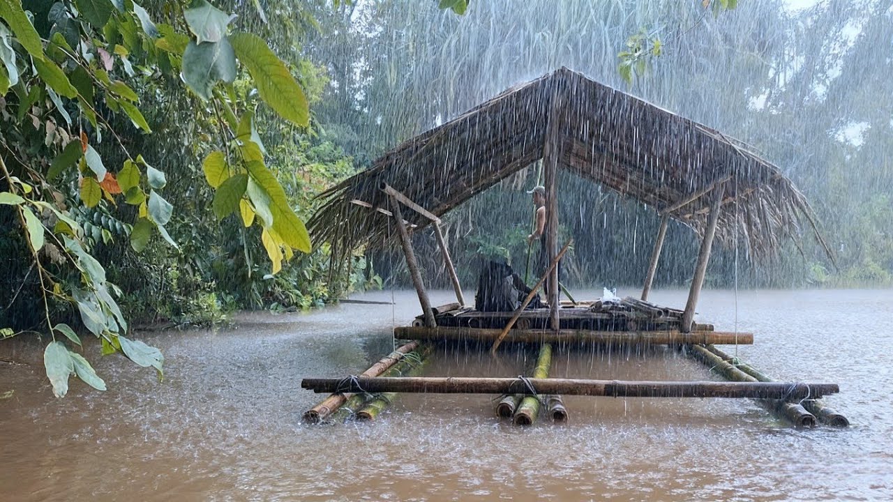 PERKEMAHAN MUSIM HUJAN, MEMBUAT RUMAH APUNG DI SUNGAI KAPUAS, PASANG PERANGKAP IKAN.