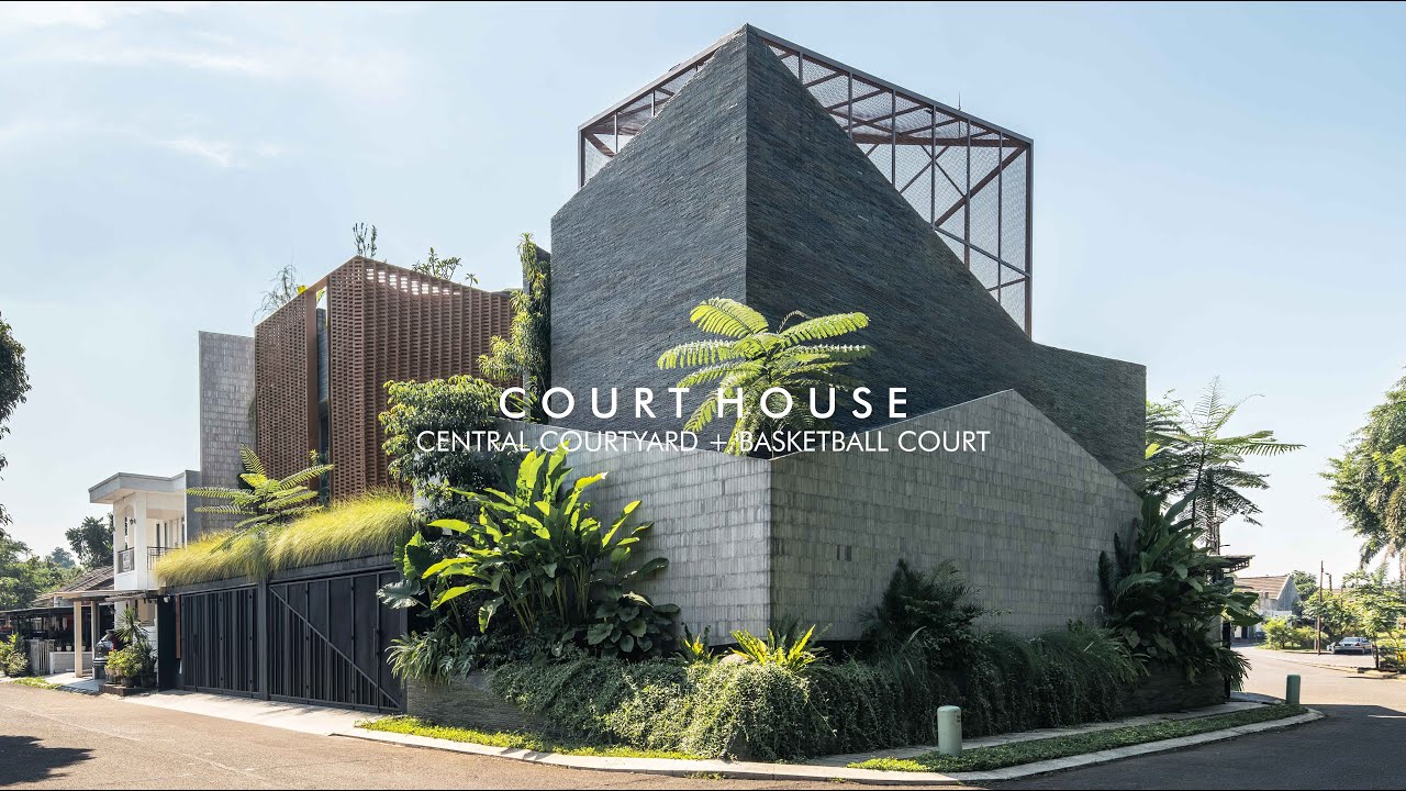Rumah dengan Taman Tengah dan Lapangan Basket! COURT HOUSE by studioDOORS