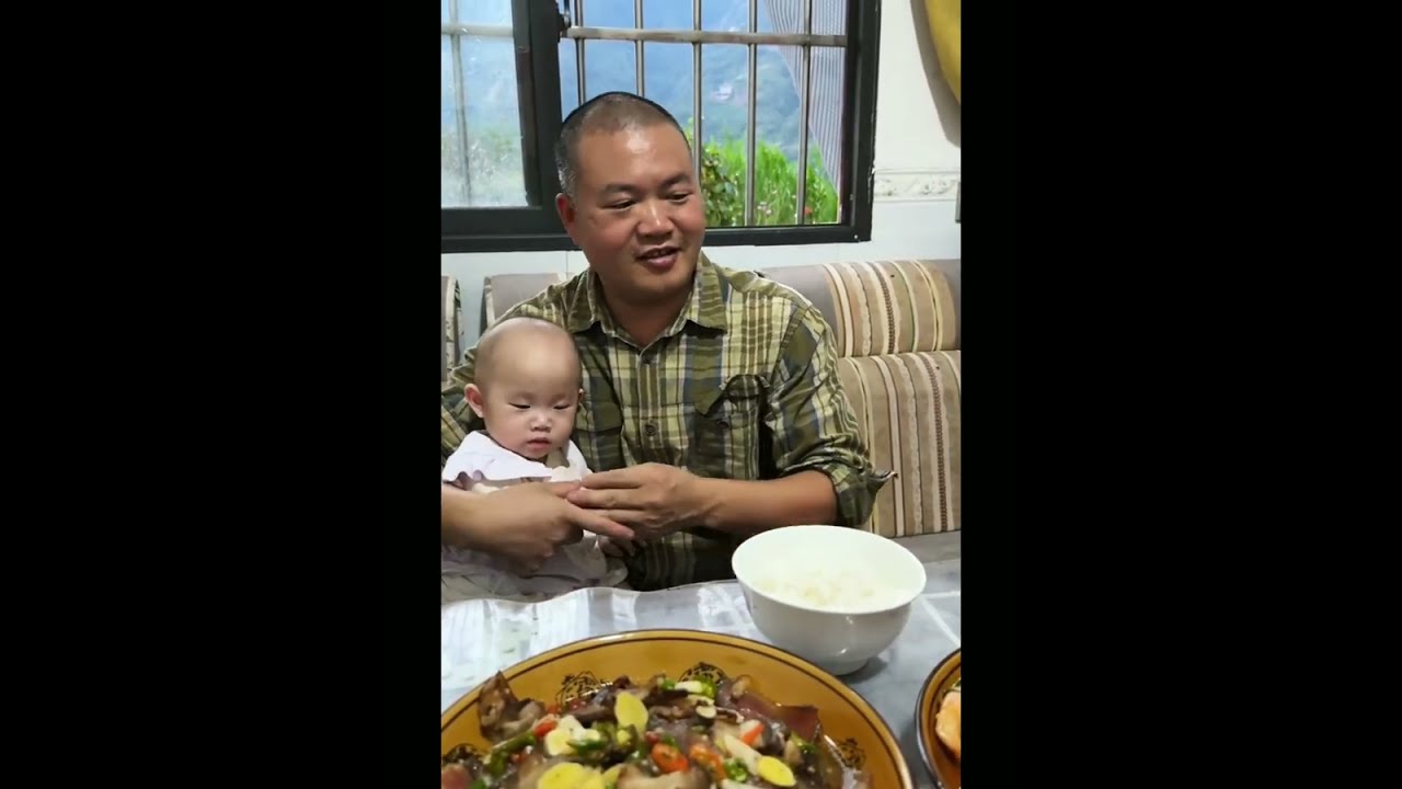 Today, Guests Were Coming To Kiki's House. Her father cooked a lot of food, but the guests did not